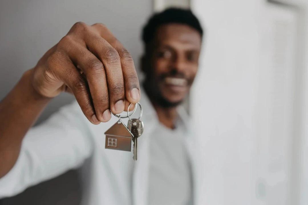 Propriétaire heureux avec une clé